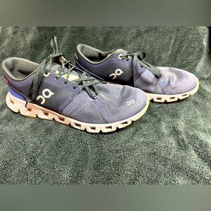 Women’s On Cloud Running Shoes  Size 9